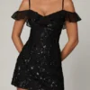 Vestito corto svasato con allacciatura decorata Jacira in nero Vestito corto svasato con allacciatura decorata Jacira in nero