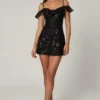 Vestito corto svasato con allacciatura decorata Jacira in nero Vestito corto svasato con allacciatura decorata Jacira in nero