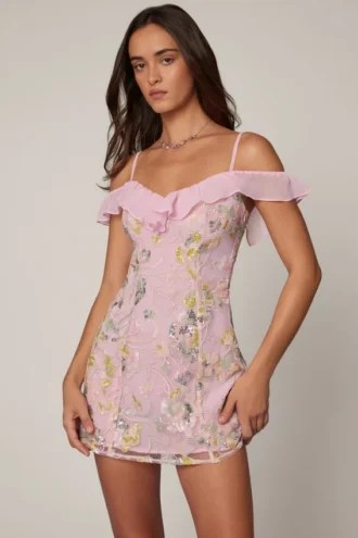 Vestito corto svasato con allacciatura decorata Jacira in rosa tenue Vestito corto svasato con allacciatura decorata Jacira in rosa tenue