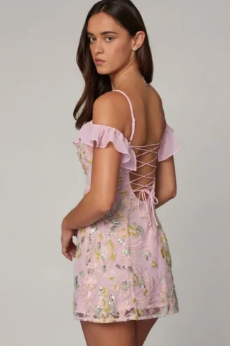 Vestito corto svasato con allacciatura decorata Jacira in rosa tenue Vestito corto svasato con allacciatura decorata Jacira in rosa tenue