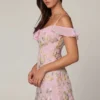 Vestito corto svasato con allacciatura decorata Jacira in rosa tenue