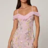 Vestito corto svasato con allacciatura decorata Jacira in rosa tenue