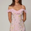 Vestito corto svasato con allacciatura decorata Jacira in rosa tenue