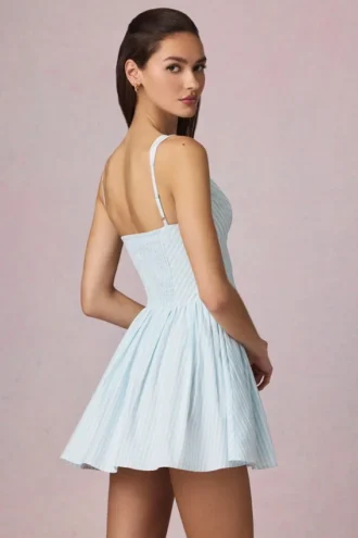 Vestito corto svasato con fiocco Marissa a righe blu polvere Vestito corto svasato con fiocco Marissa a righe blu polvere