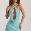 Vestito corto Sylune con collo a cappuccio decorato e schiena scoperta in blu acquamarina Vestito corto Sylune con collo a cappuccio decorato e schiena scoperta in blu acquamarina