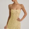 Vestito corto trasparente con decorazioni e scollo quadrato Averie in giallo Vestito corto trasparente con decorazioni e scollo quadrato Averie in giallo