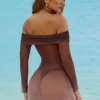 Vestito corto trasparente con spalle scoperte Nemba in marrone cioccolato