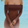 Vestito corto trasparente con spalle scoperte Nemba in marrone cioccolato