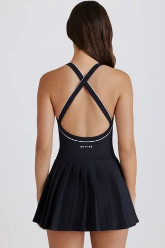Vestito da tennis plissettato con incrocio sulla schiena Soft Active in nero Vestito da tennis plissettato con incrocio sulla schiena Soft Active in nero