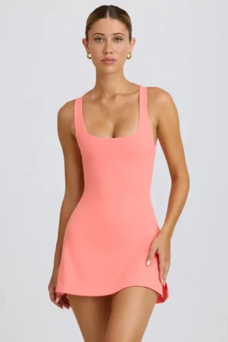 Vestito da tennis Soft Active con schiena scoperta in color corallo Vestito da tennis Soft Active con schiena scoperta in color corallo