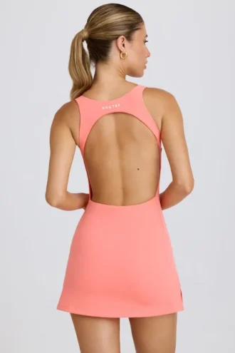 Vestito da tennis Soft Active con schiena scoperta in color corallo Vestito da tennis Soft Active con schiena scoperta in color corallo