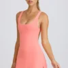 Vestito da tennis Soft Active con schiena scoperta in color corallo Vestito da tennis Soft Active con schiena scoperta in color corallo
