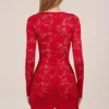 Vestito Darla trasparente con pizzo smerlato e maniche lunghe in rosso rosa Vestito Darla trasparente con pizzo smerlato e maniche lunghe in rosso rosa