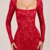 Vestito Darla trasparente con pizzo smerlato e maniche lunghe in rosso rosa Vestito Darla trasparente con pizzo smerlato e maniche lunghe in rosso rosa