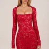 Vestito Darla trasparente con pizzo smerlato e maniche lunghe in rosso rosa Vestito Darla trasparente con pizzo smerlato e maniche lunghe in rosso rosa