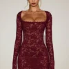 Vestito Darla trasparente con pizzo smerlato e maniche lunghe in rosso vino Vestito Darla trasparente con pizzo smerlato e maniche lunghe in rosso vino