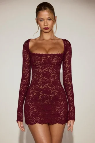 Vestito Darla trasparente con pizzo smerlato e maniche lunghe in rosso vino
