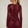 Vestito Darla trasparente con pizzo smerlato e maniche lunghe in rosso vino Vestito Darla trasparente con pizzo smerlato e maniche lunghe in rosso vino