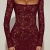 Vestito Darla trasparente con pizzo smerlato e maniche lunghe in rosso vino Vestito Darla trasparente con pizzo smerlato e maniche lunghe in rosso vino