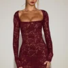 Vestito Darla trasparente con pizzo smerlato e maniche lunghe in rosso vino Vestito Darla trasparente con pizzo smerlato e maniche lunghe in rosso vino