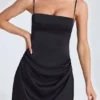Vestito drappeggiato a trapezio Zoyna in nero Vestito drappeggiato a trapezio Zoyna in nero