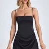 Vestito drappeggiato a trapezio Zoyna in nero Vestito drappeggiato a trapezio Zoyna in nero
