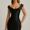 Vestito drappeggiato con spalle scoperte in raso nero Maeve Vestito drappeggiato con spalle scoperte in raso nero Maeve