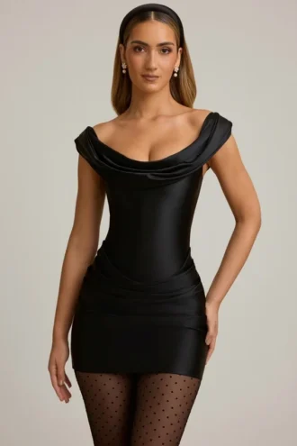 Vestito drappeggiato con spalle scoperte in raso nero Maeve