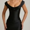 Vestito drappeggiato con spalle scoperte in raso nero Maeve Vestito drappeggiato con spalle scoperte in raso nero Maeve