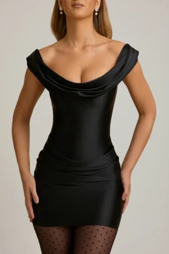 Vestito drappeggiato con spalle scoperte in raso nero Maeve
