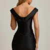 Vestito drappeggiato con spalle scoperte in raso nero Maeve Vestito drappeggiato con spalle scoperte in raso nero Maeve