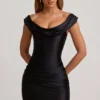 Vestito drappeggiato con spalle scoperte in raso nero Maeve Vestito drappeggiato con spalle scoperte in raso nero Maeve