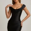 Vestito drappeggiato con spalle scoperte in raso nero Maeve Vestito drappeggiato con spalle scoperte in raso nero Maeve
