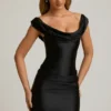 Vestito drappeggiato con spalle scoperte in raso nero Maeve Vestito drappeggiato con spalle scoperte in raso nero Maeve