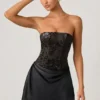 Vestito drappeggiato senza spalline con decorazioni Eden in nero Vestito drappeggiato senza spalline con decorazioni Eden in nero