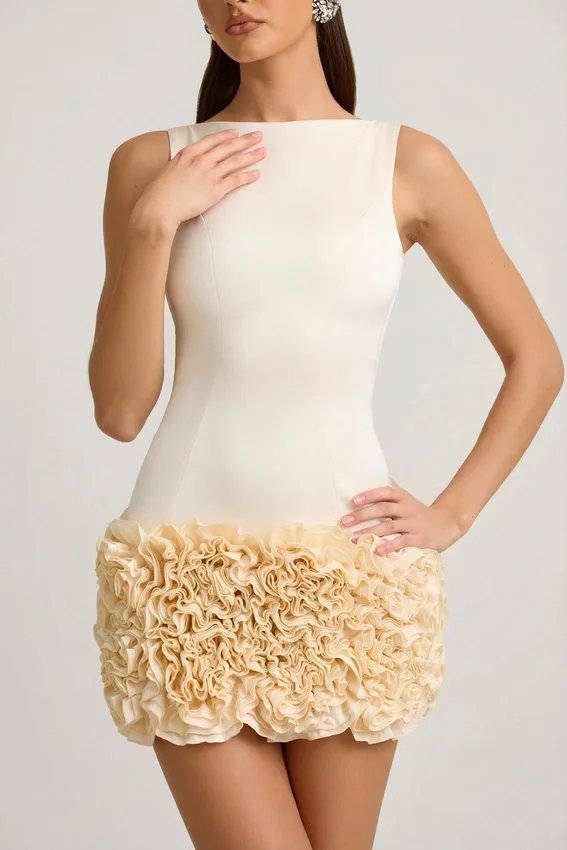 Vestito Florrie in raso con applicazioni floreali e schiena scoperta, colore avorio Vestito Florrie in raso con applicazioni floreali e schiena scoperta, colore avorio