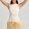 Vestito Florrie in raso con applicazioni floreali e schiena scoperta, colore avorio Vestito Florrie in raso con applicazioni floreali e schiena scoperta, colore avorio