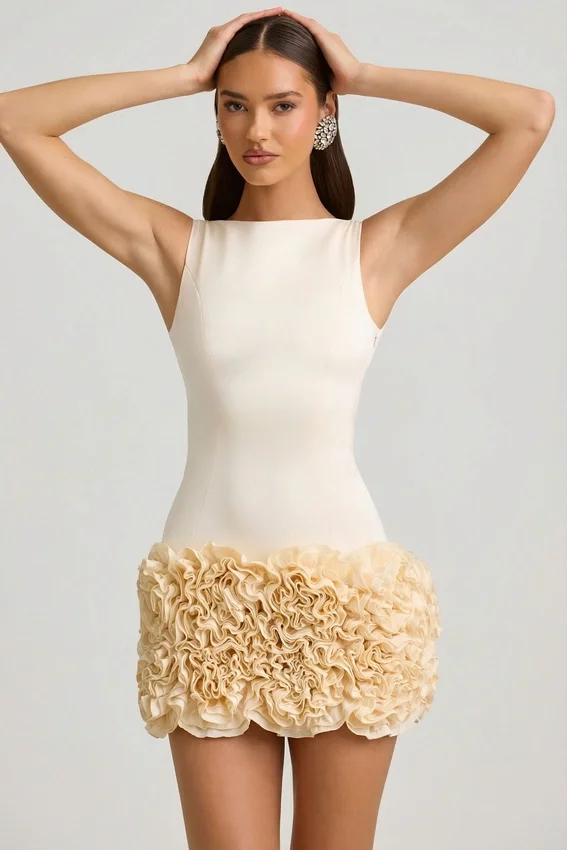 Vestito Florrie in raso con applicazioni floreali e schiena scoperta, colore avorio Vestito Florrie in raso con applicazioni floreali e schiena scoperta, colore avorio