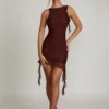 Vestito Iolanda senza schienale con dettagli a balze in marrone Vestito Iolanda senza schienale con dettagli a balze in marrone