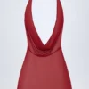 Vestito Iona con collo a cappuccio e schiena scoperta in Dark Cherry Vestito Iona con collo a cappuccio e schiena scoperta in Dark Cherry