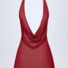 Vestito Iona con collo a cappuccio e schiena scoperta in Dark Cherry Vestito Iona con collo a cappuccio e schiena scoperta in Dark Cherry
