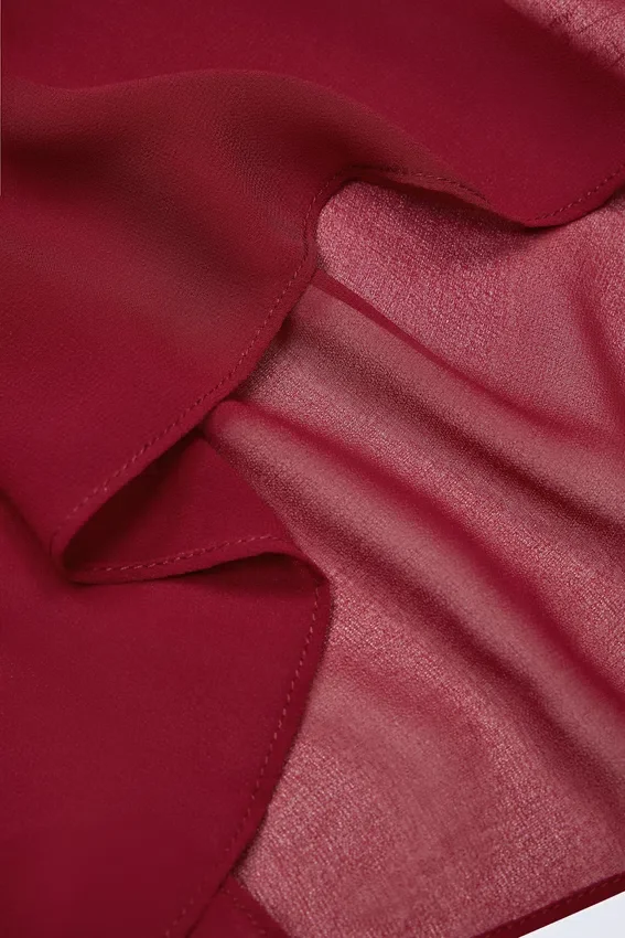 Vestito Iona con collo a cappuccio e schiena scoperta in Dark Cherry Vestito Iona con collo a cappuccio e schiena scoperta in Dark Cherry