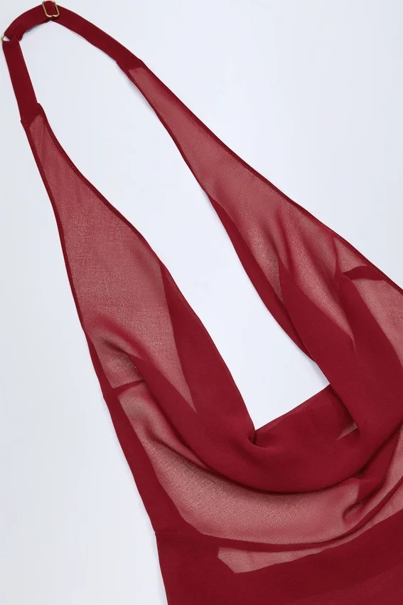 Vestito Iona con collo a cappuccio e schiena scoperta in Dark Cherry Vestito Iona con collo a cappuccio e schiena scoperta in Dark Cherry