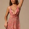 Vestito Isalyn con scollo a cappuccio e scollatura profonda in stampa paisley Vestito Isalyn con scollo a cappuccio e scollatura profonda in stampa paisley