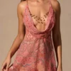 Vestito Isalyn con scollo a cappuccio e scollatura profonda in stampa paisley Vestito Isalyn con scollo a cappuccio e scollatura profonda in stampa paisley