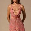 Vestito Isalyn con scollo a cappuccio e scollatura profonda in stampa paisley Vestito Isalyn con scollo a cappuccio e scollatura profonda in stampa paisley