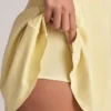 Vestito Jaida in modal con spalle scoperte e linea ad A in color sorbetto al limone Vestito Jaida in modal con spalle scoperte e linea ad A in color sorbetto al limone