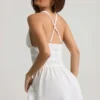 Vestito Kaelis con scollo profondo e incrocio sulla schiena, bianco Vestito Kaelis con scollo profondo e incrocio sulla schiena, bianco