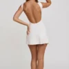 Vestito Lidia con collo alto e schiena scoperta in bianco Vestito Lidia con collo alto e schiena scoperta in bianco