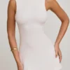 Vestito Lidia con collo alto e schiena scoperta in bianco Vestito Lidia con collo alto e schiena scoperta in bianco